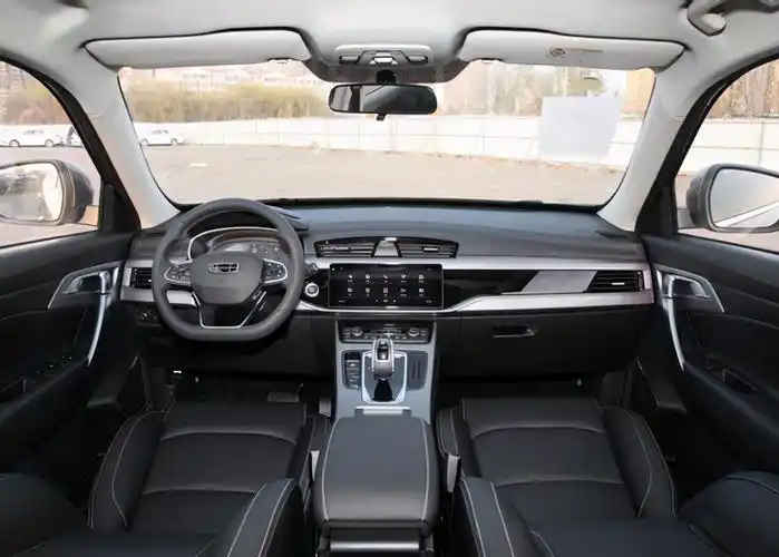 内饰层面,吉利博越的pro的中控台和方向盘都进行了重新的设计,现在的