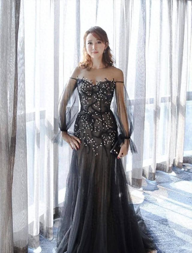 身材很有"料"!45岁胡静美貌十足,女人味十足