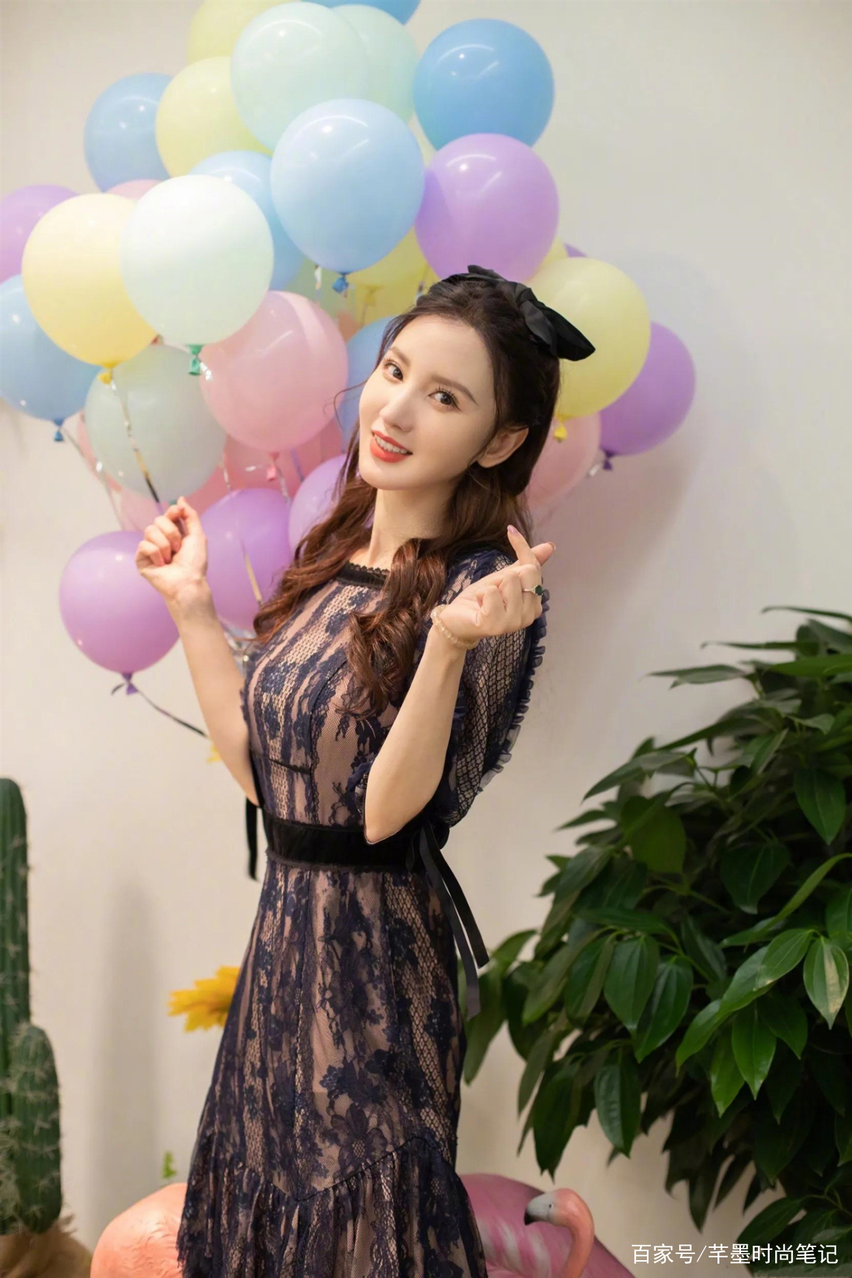 40岁张萌出海照太圈粉了,一身彩色冲浪服,完全不像当妈的年龄_时尚_的