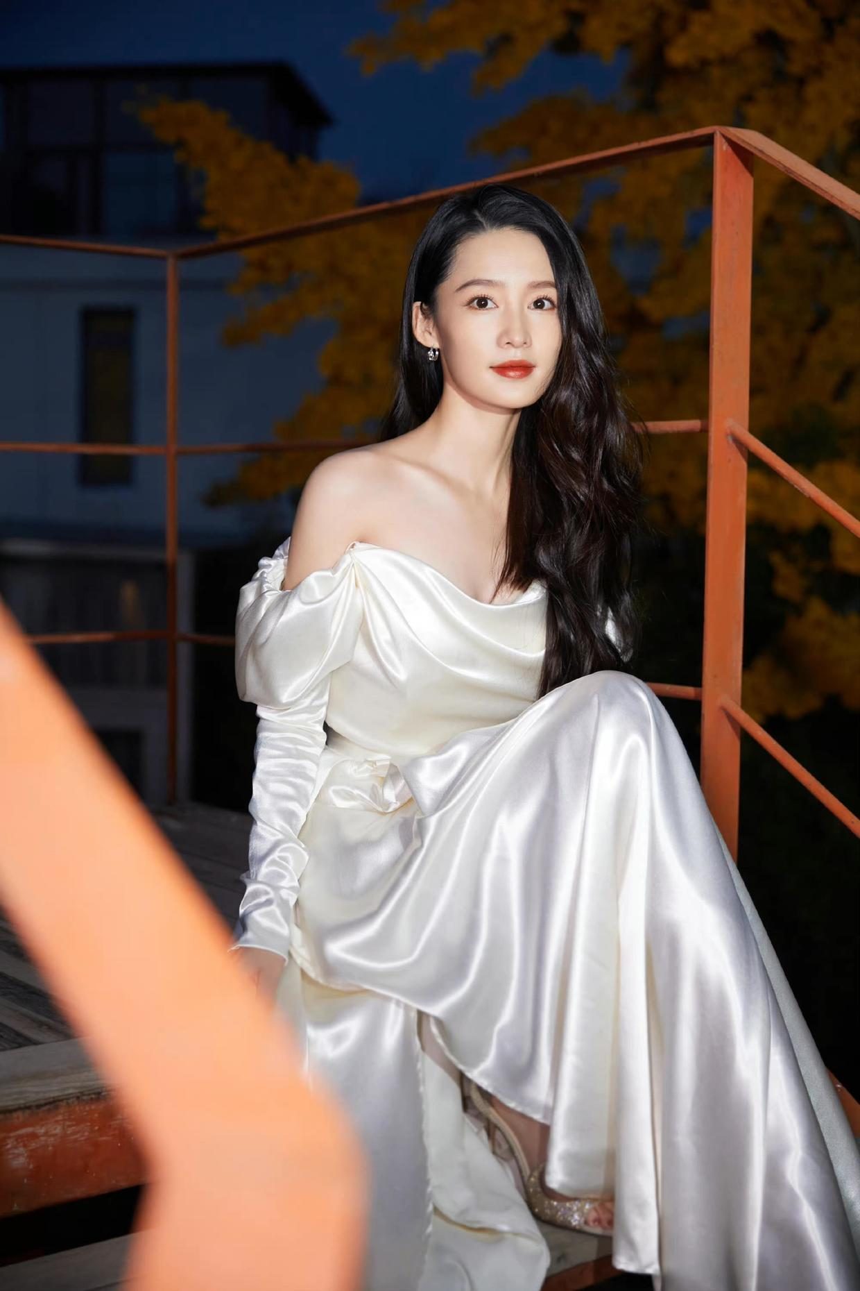 李沁的气质真是一股清流,穿白色缎面裙知性优雅,颜值都太抗打了_时尚