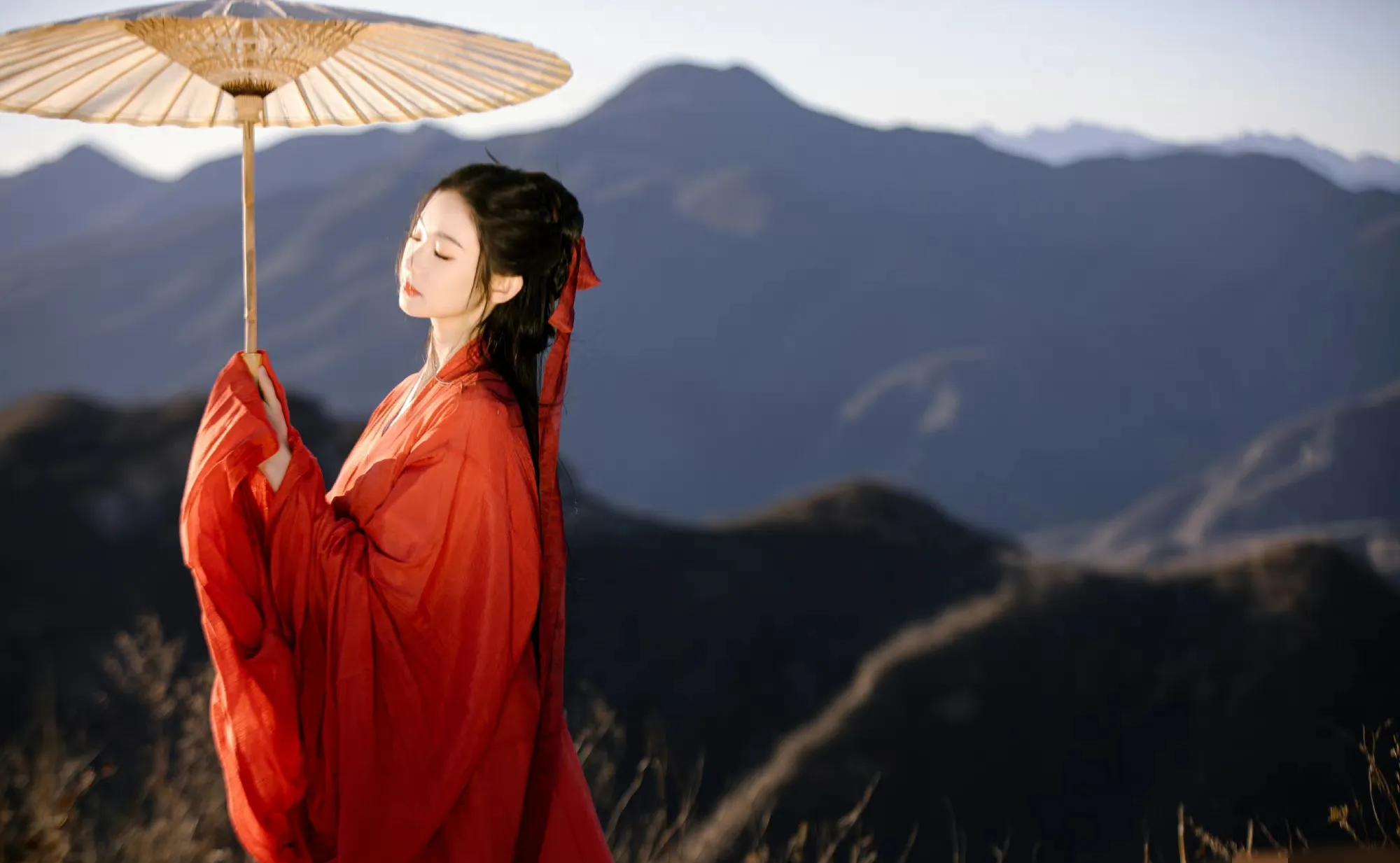 张艺凡最新古风写真释出,穿一袭红衣的少女来到四下无人的旷野