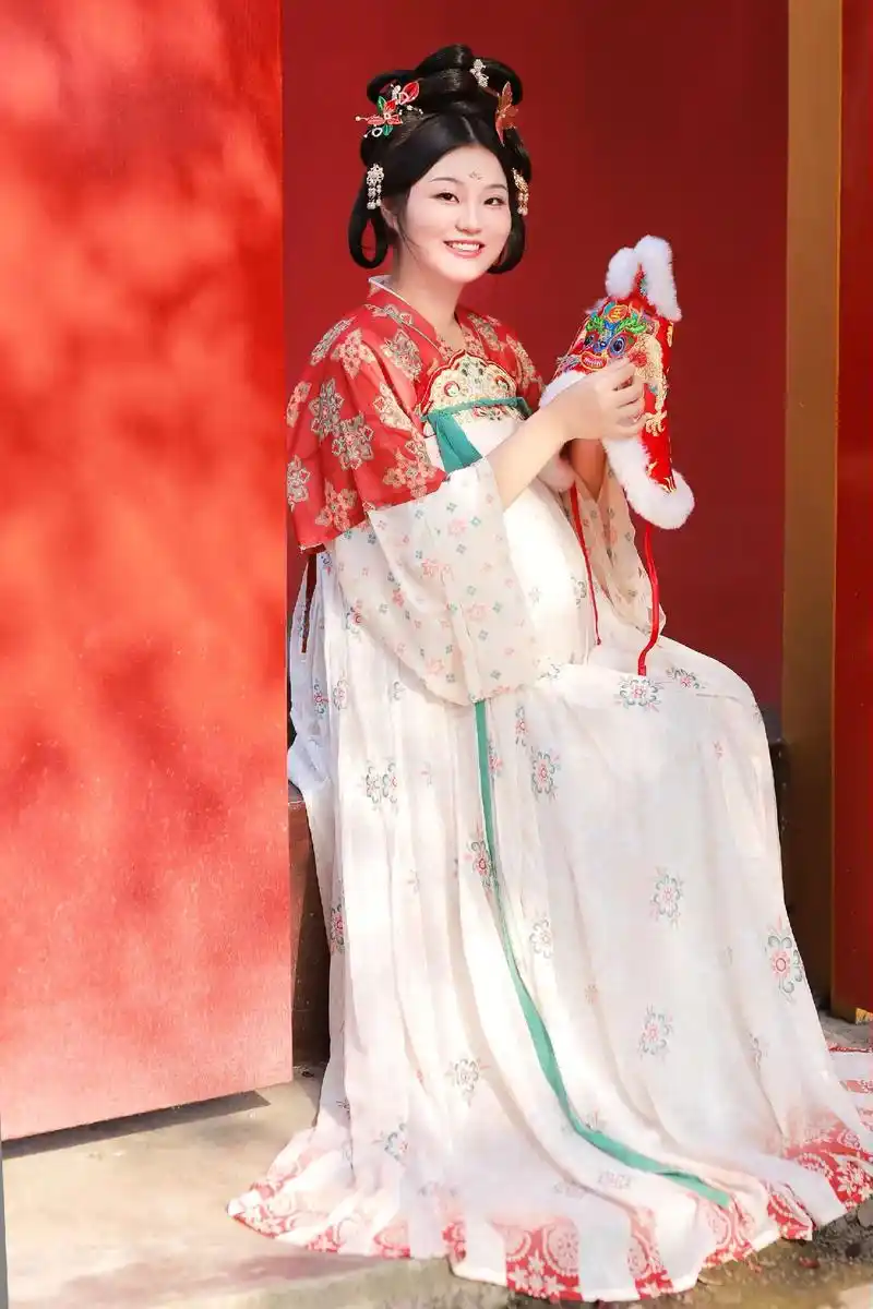 客片|府上添丁啦～孕妈汉服写真.摄影|妆造@摄影师安静  出 - 抖音