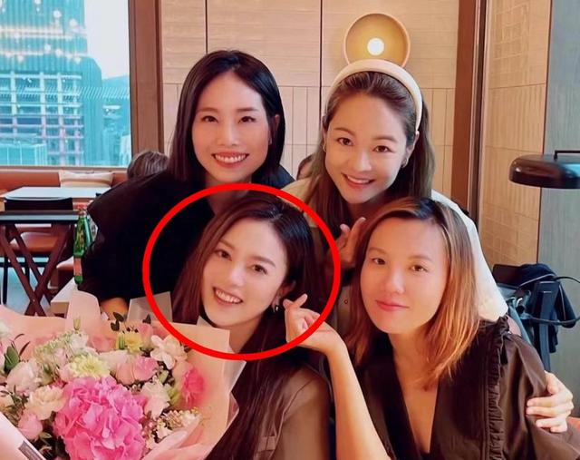 作为周渝民的妻子,喻虹渊在婚后退出娱乐圈,将大部分时间用来照顾丈夫