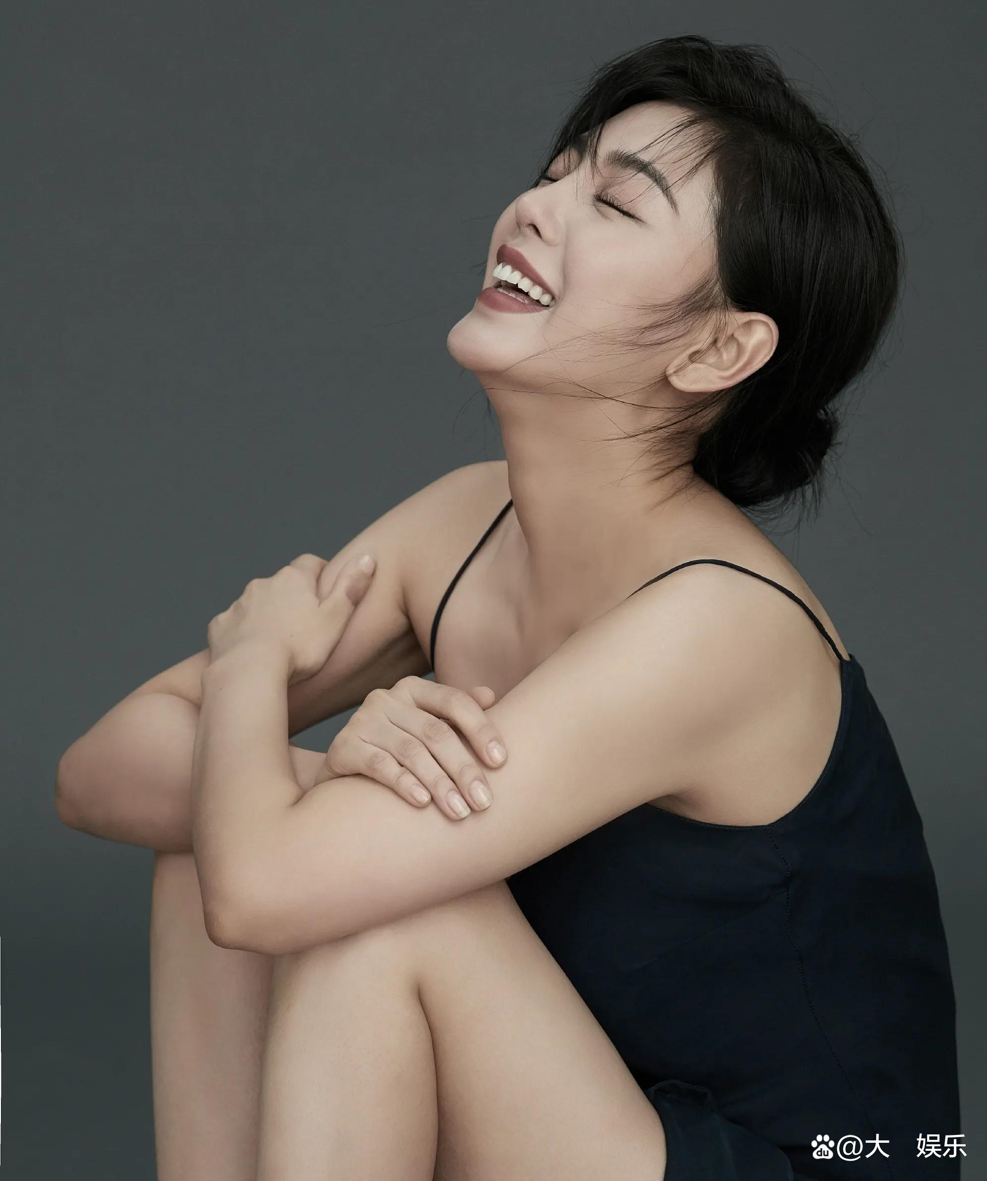 "羽墨"赵文琪身穿黑色吊带裙,女人味十足.不愧是女神!