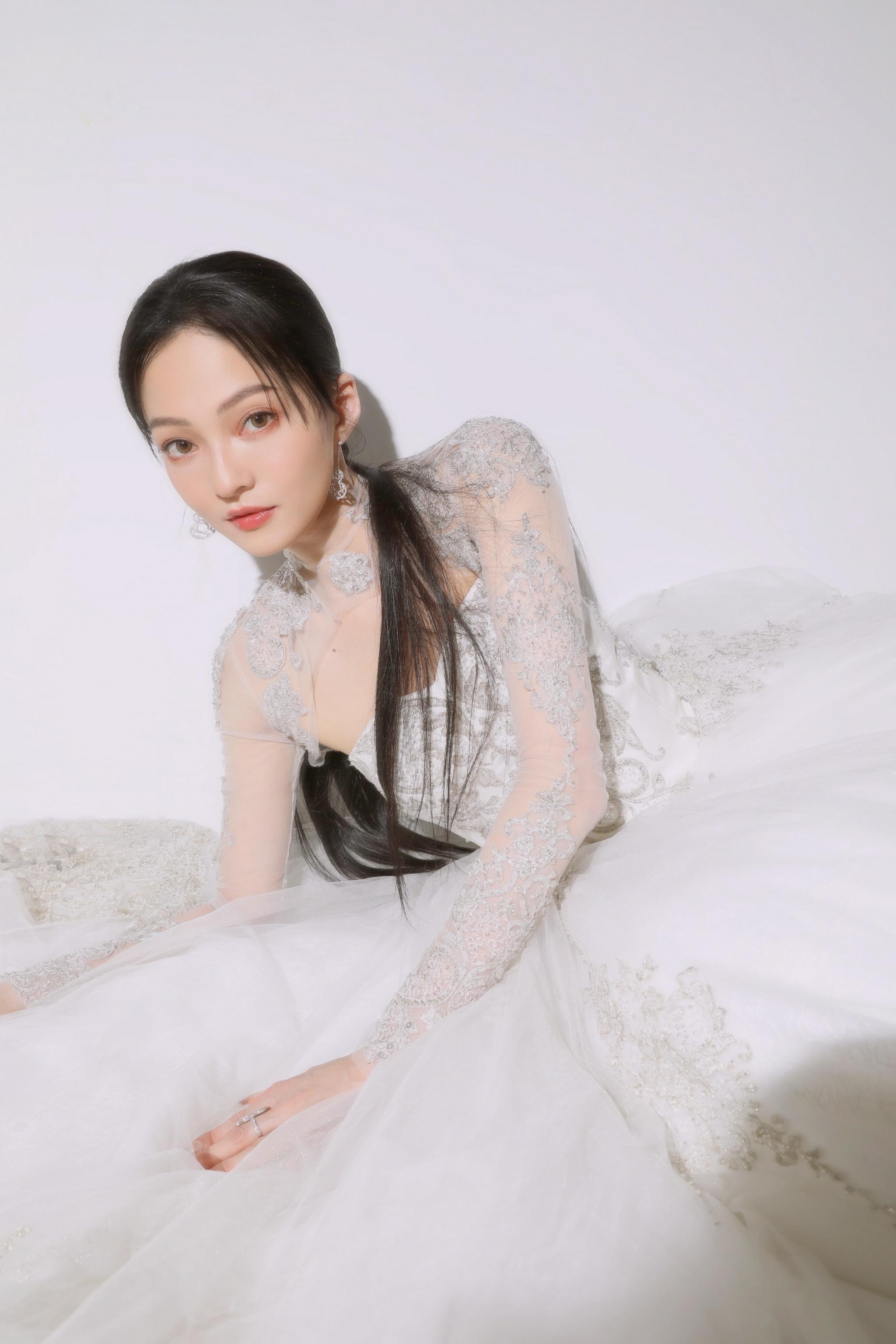 张韶涵佩戴qeelin亮相国庆晚会