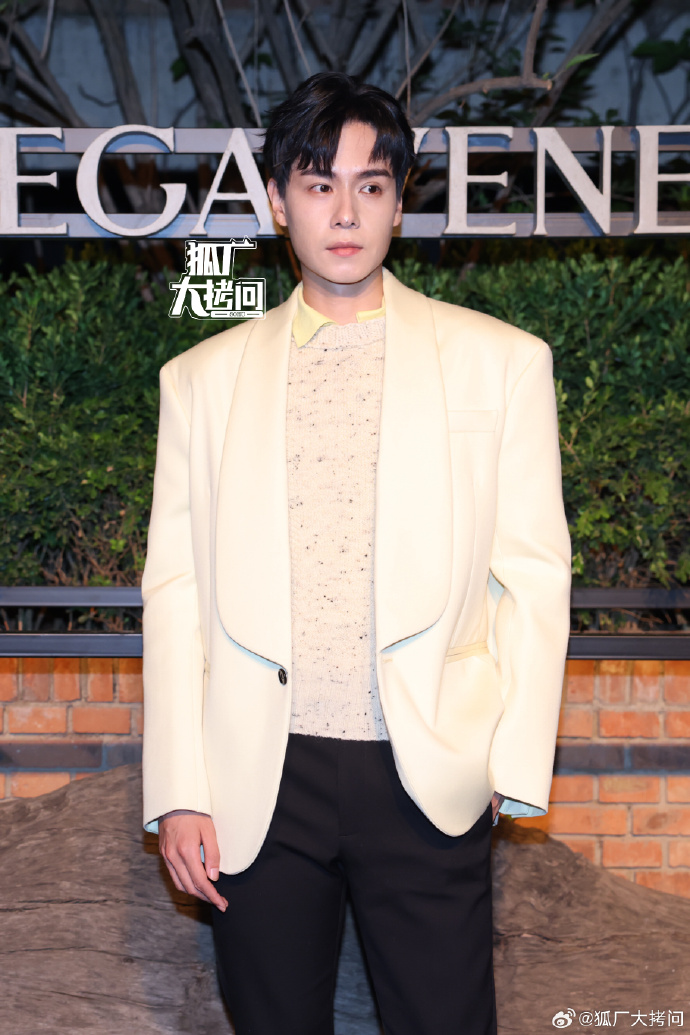 胡一天黑白配西装