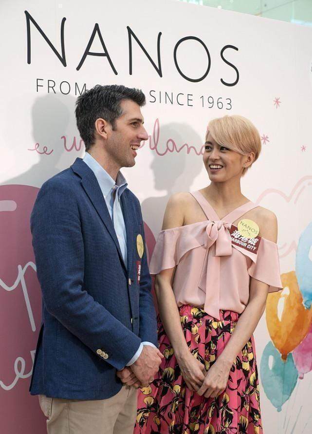 梁咏琪的家人出现了,她看起来比她的外国丈夫还大,她的混血女儿真的很