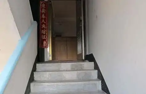 大门对下楼梯的风水化解大全,三招破解不利格局  第1张