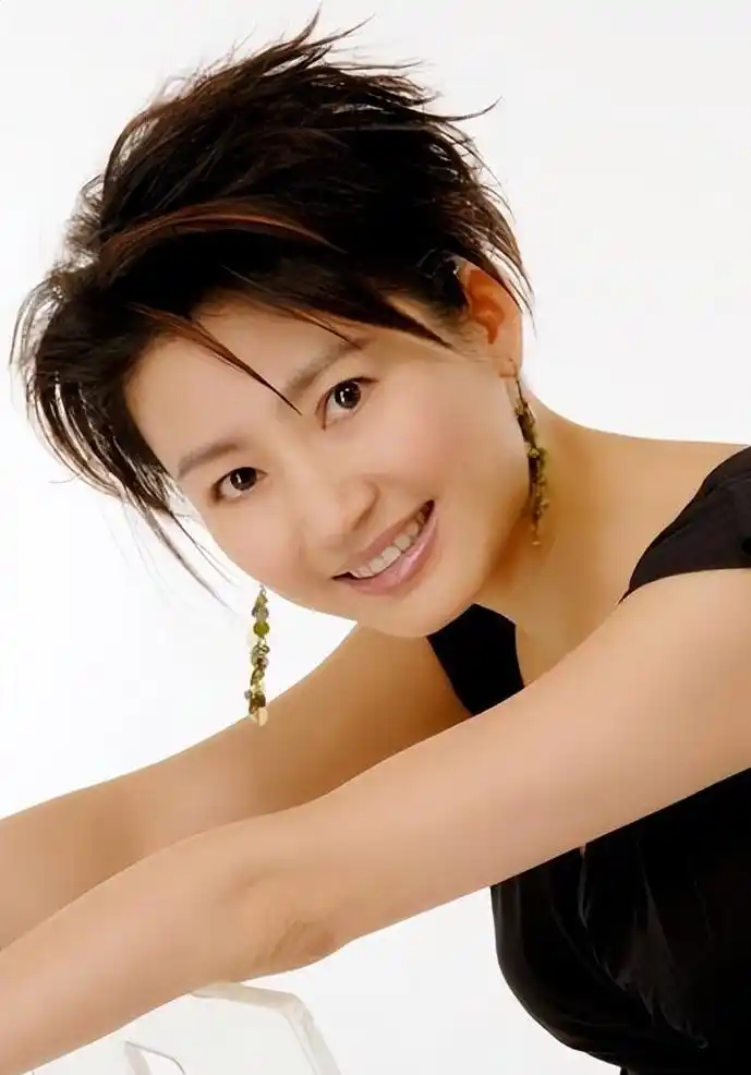 回顾王小丫央视主持人两任丈夫一个是房产大亨一个是副国级