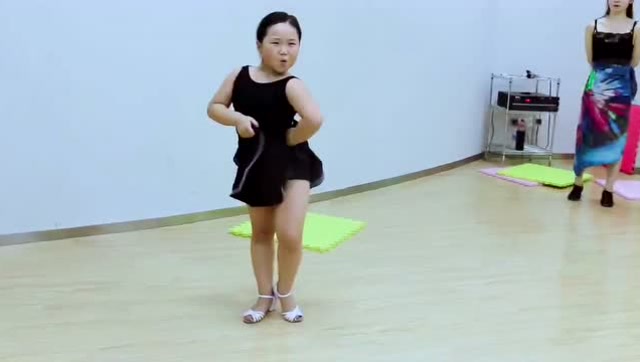 小胖妹跳拉丁舞动作表情神到位,但却莫名戳中笑点!