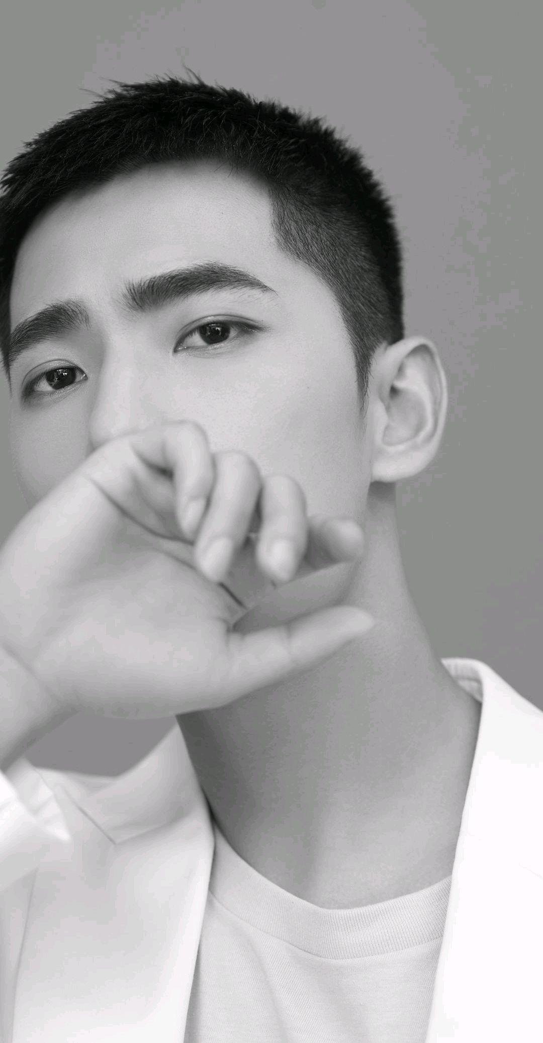 杨洋帅气图片,寸头造型清爽利落,充满阳刚之气