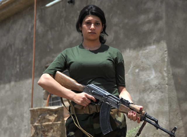 6月3日,伊拉克库尔德女子志愿部队女兵在前线与伊斯兰国恐怖分子作战.