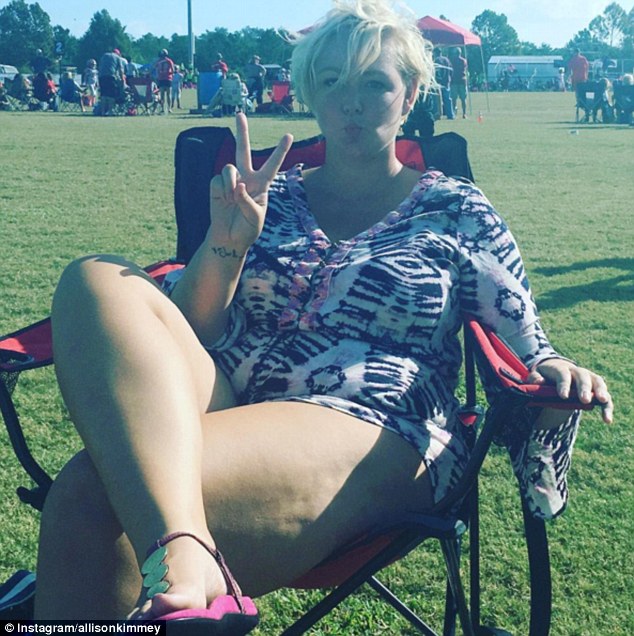 新潮众女性社交网络上自信大秀肥腿