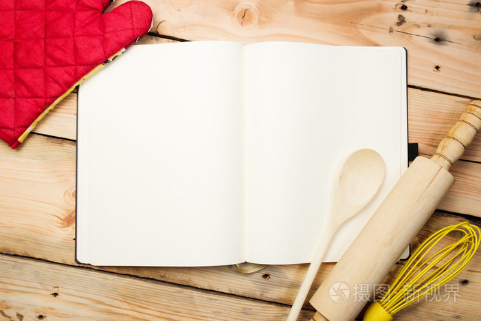 空白的食谱书木制的桌子上