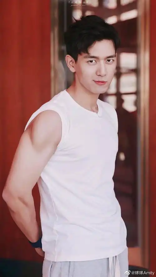 我发现了一张没见过的李现