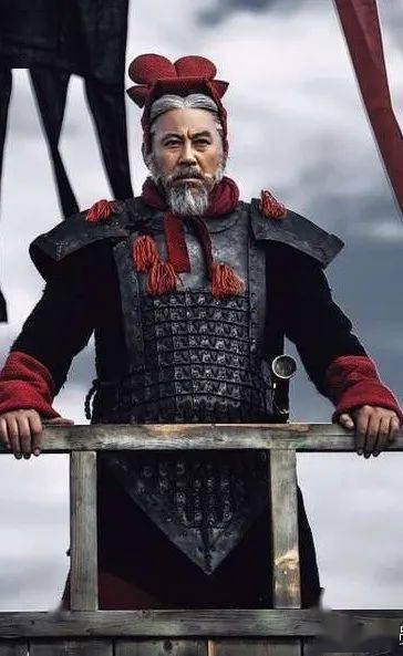 剧照与兵马俑的对照开场的战争场面,秦军的装扮就非常之"兵马俑".