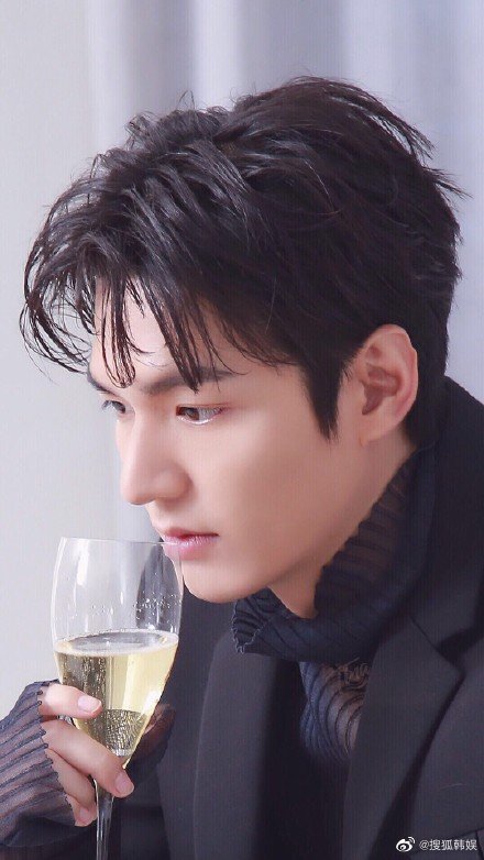 李敏镐侧脸#欣赏一下李敏镐超话的绝美侧颜这雕刻般的线条,贵公子