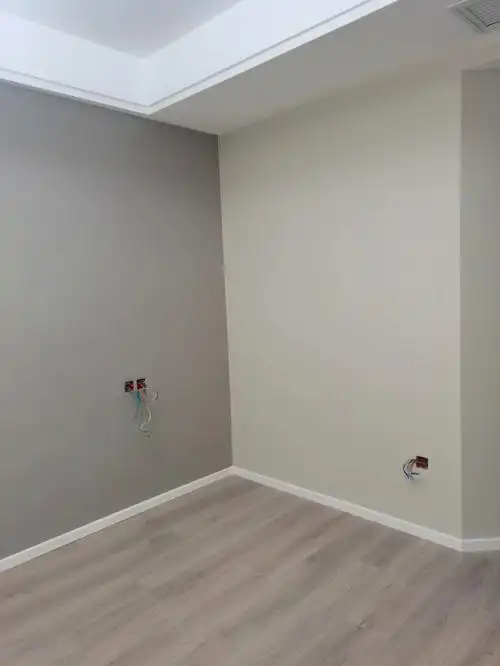 客厅满贴浅灰色墙布,跟太空漫步的色号接近,天气好的时候采光没问题