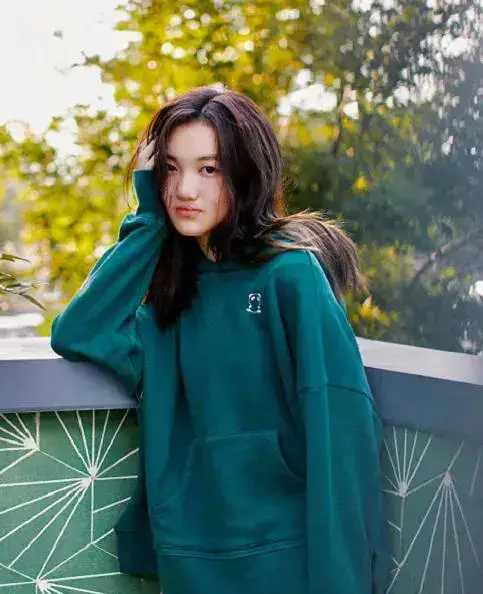 王菲17岁女儿李嫣聚会正脸照曝光!化浓妆变化大,嘴唇似完全修复