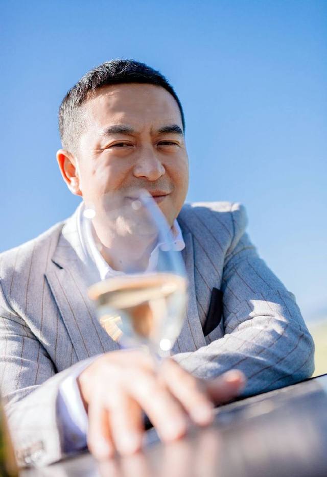 张嘉译才是今年的霸屏男神,演一中年体育老师演的这么不像话!