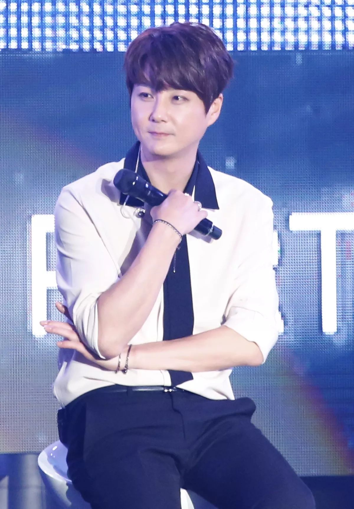 申彗星不能没有消夜 连喝水的样子都性感