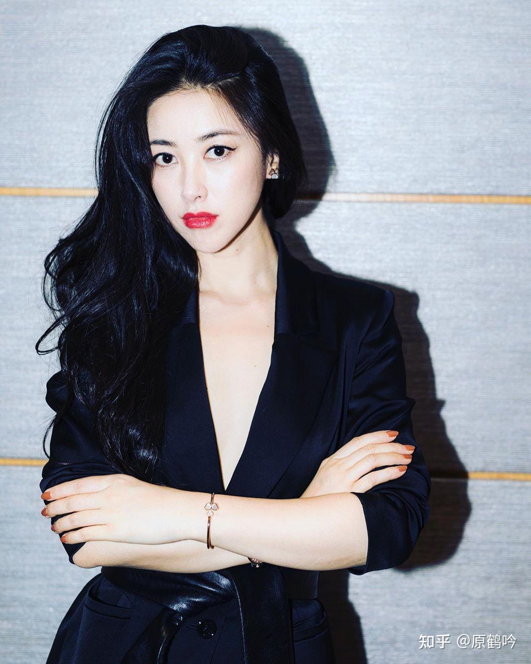 虽然朱珠一开始就自称自己的背景很厉害,但是她和同为红三代出生的