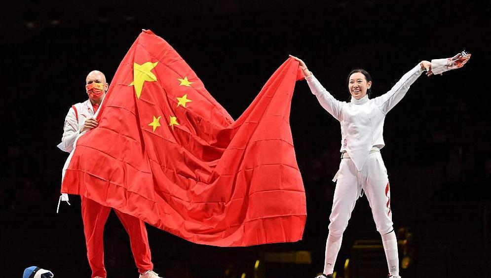 原创一剑封喉定九州孙一文和法国教练展开国旗中国红闪耀东京奥运