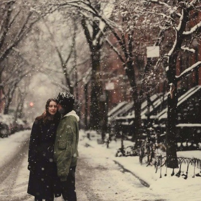 唯美雪中情侣头像高清牵手拥抱浪漫的雪中情侣头像图片