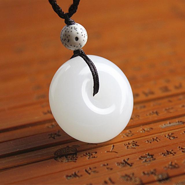 昆仑玉也被称之为青海玉,是昆仑山入青海的矿脉产出的,昆仑山以东产出