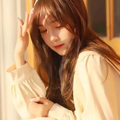 超漂亮长发女生户外