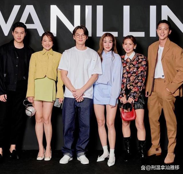 因为备受瞩目的男星james jirayu携手他的女友foam一同亮相某项盛大