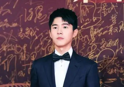 短碎发发型换上深蓝色西服的刘昊然,将两边短中间长短发简单偏分梳理