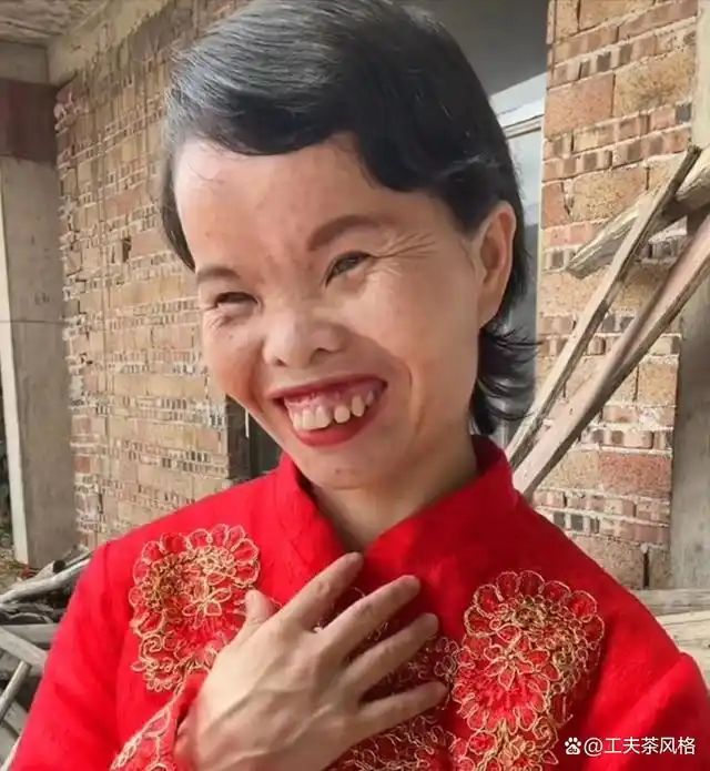 江西女子长相清奇,因造型夸张"一丑成名",家人:以前都嫌弃她