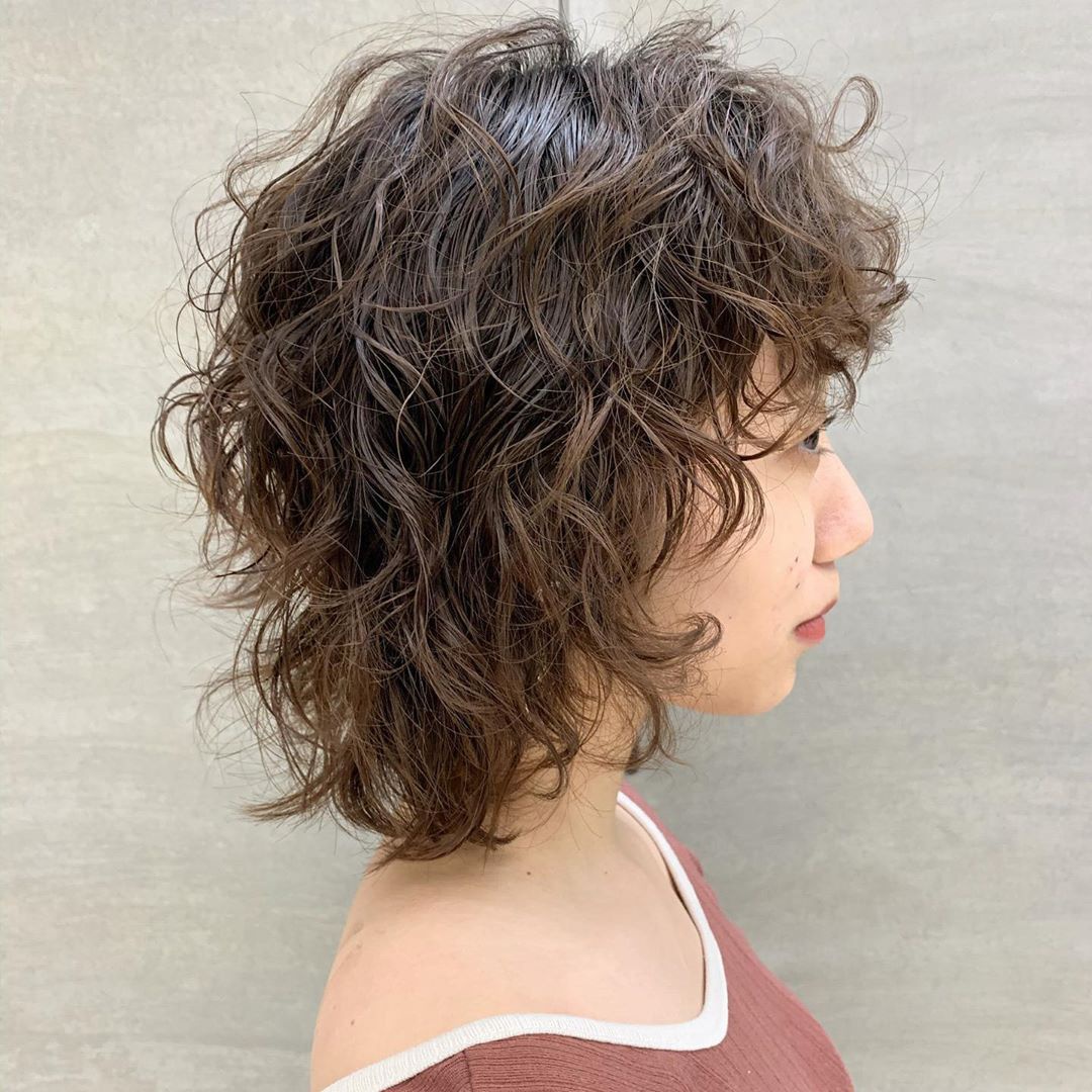 短发烫了也时尚,小卷更是很百搭,减龄不老气