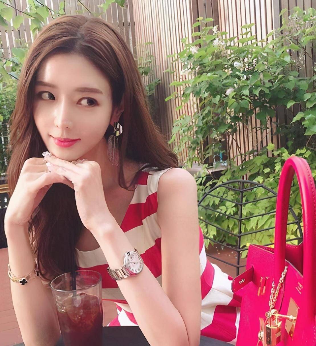 韩国健身女神manyo 身材窈窕a5腰 一件背心搭配出时髦风_风格_印花