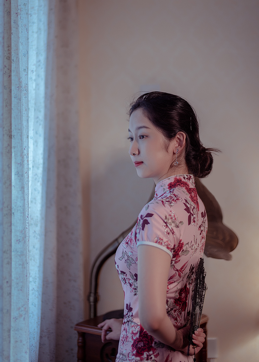 室内人像旗袍少女