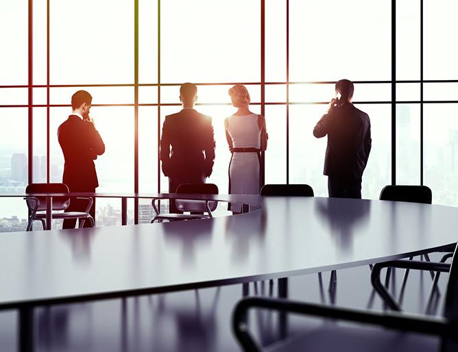 傍晚在会议室讨论的商务人士ppt背景图片下载 - 商务ppt背景 - 幼儿园