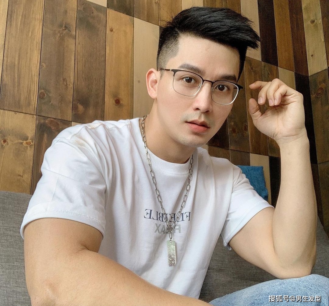 男生不管哪个年龄,都可以剪这4款"两边铲光"发型,干净显帅气