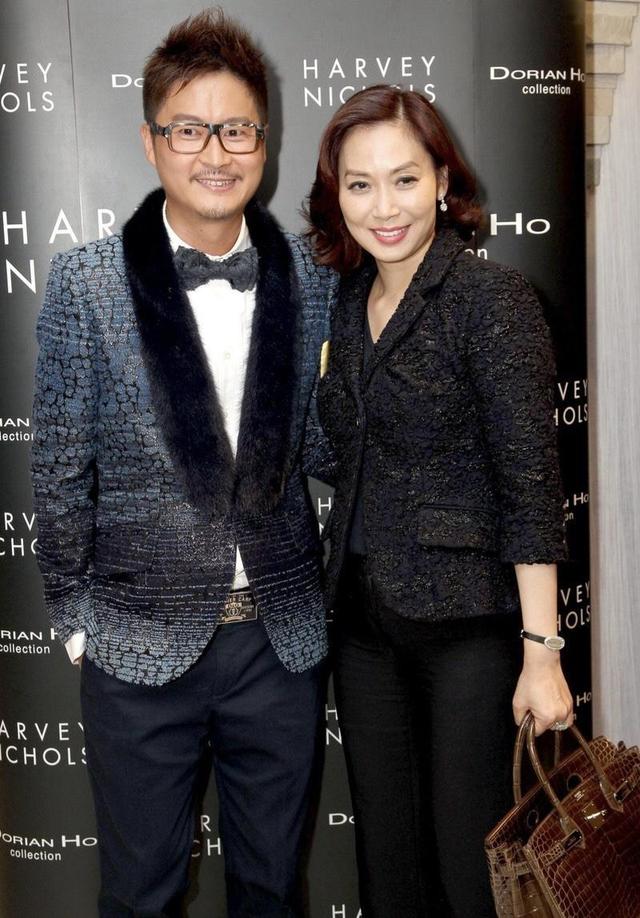 58岁的邝美云状态真好穿黑色西装配蛇皮包贵妇气质谁不爱