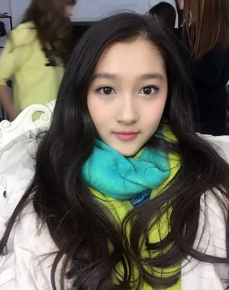 童星关晓彤长发发型图片