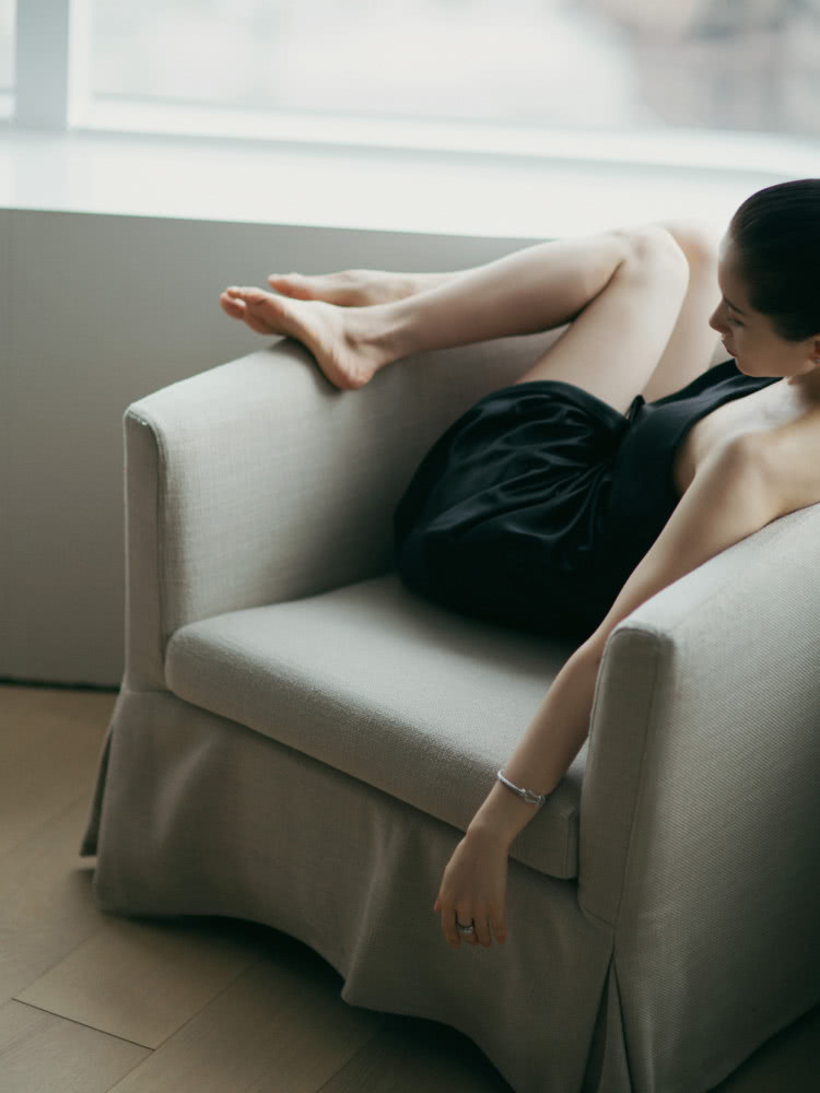 美女明星王子文光脚拍大片,穿黑色斜肩礼服身材也太性感了吧