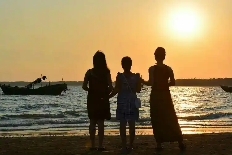 三个美女的背影