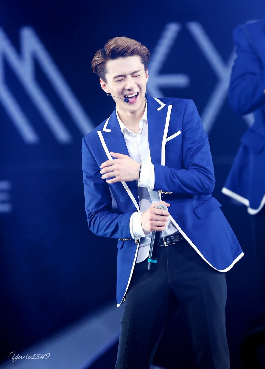 吴世勋的笑容真的太逗太真诚了,忍不住跟勋宝一起笑出了声