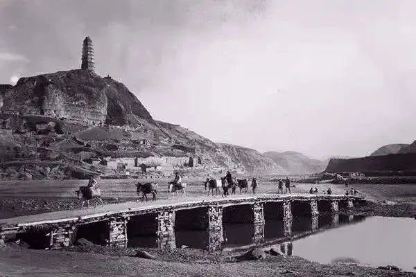 延安老照片"手抓黄土我不放,紧紧儿贴在心窝上.