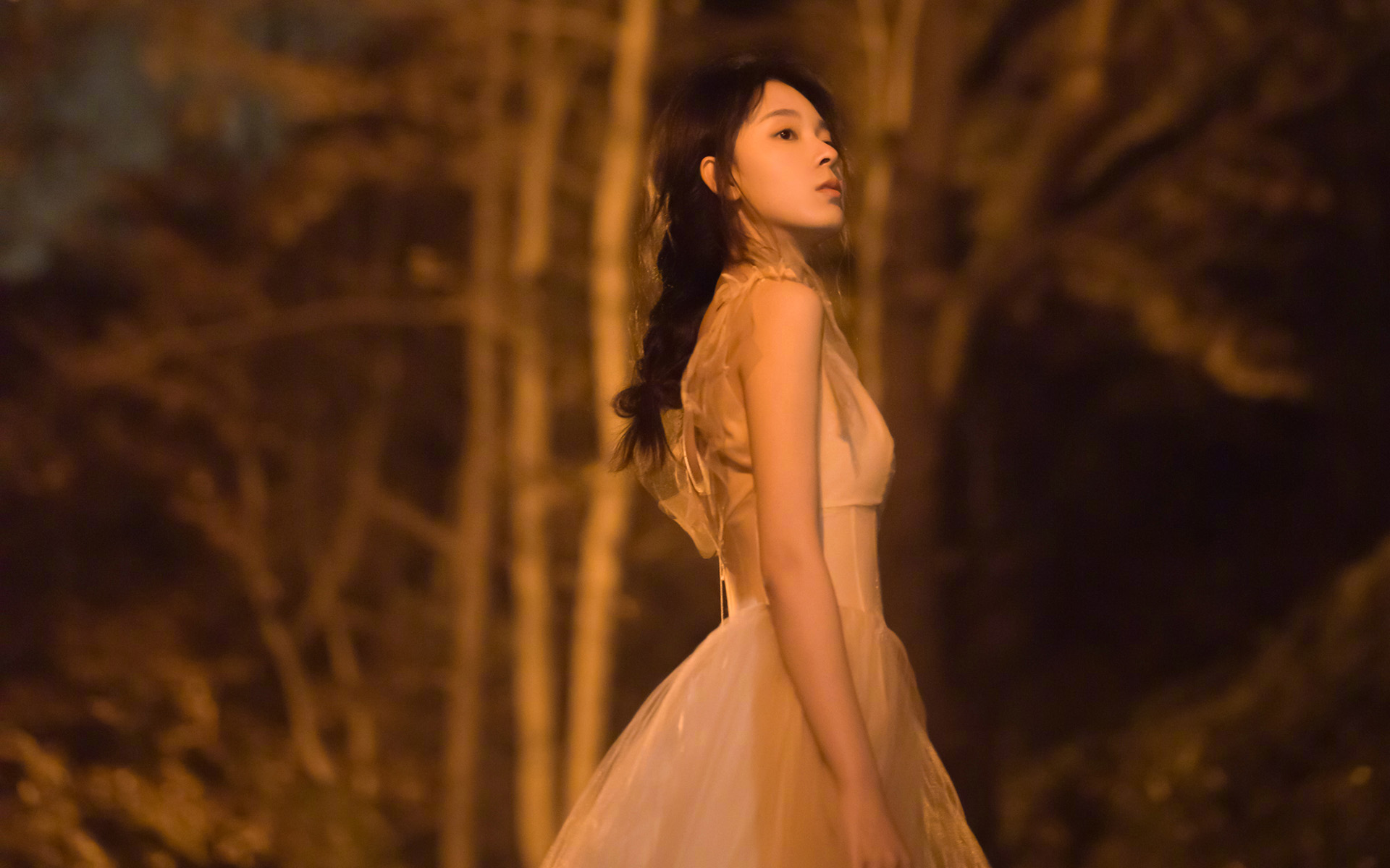 陈瑶白裙优雅高清桌面壁纸