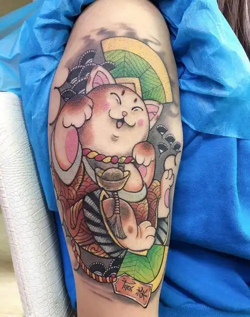 招财猫纹身图片_肩部新传统纹身图案