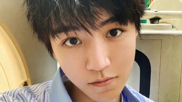 王俊凯怼脸自拍穿搭(无论看多少次也还是会为小凯这张脸心动～)