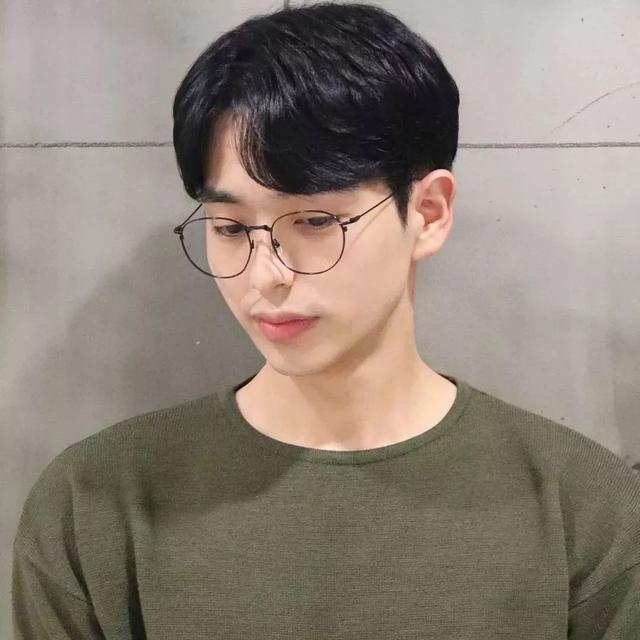 男生三七分烫发发型