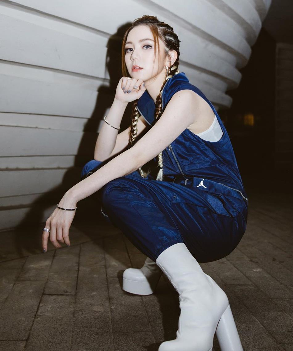 邓紫棋连体裤秀长腿 对镜嘻哈气场足