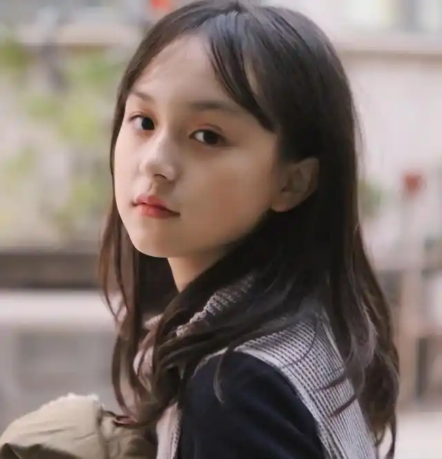 经过鲜花和掌声的洗礼后,小小年纪的刘楚恬陷入了"整容风波",引来了无